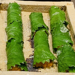 日本橋 蕎ノ字 - ■うに大葉巻き
      ☆北海道産バフンウニ。大葉に巻いて天ぷらに。