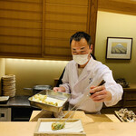 日本橋 蕎ノ字 - ☆うに大葉巻きを供する大将。