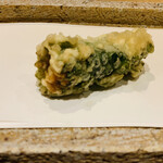 日本橋 蕎ノ字 - ■うに大葉巻き
      ☆北海道産バフンウニ。大葉に巻いて天ぷらに。
      うにの甘みがなんとも言えない美味さ。塩で頂く。