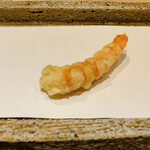 日本橋 蕎ノ字 - ■車海老（鹿児島奄美産）
      ☆一つ目のレアの海老は塩で頂く。最高の火加減。
      二つ目はカリッと火入れした海老を天つゆで頂く。
      天ぷらは最初の海老で決まる。何度食べても最高に美味い。