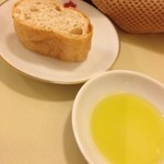 レストラン パブロ - パンとオリーブオイル