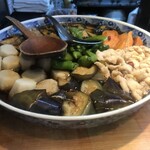 郷土料理 大衆割烹 ほづみ亭 - 大皿料理です。美味しそう。