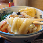 ふる里うどん  - 熱に負けないふる里さんの麺
      ずっしりくるし、独特の美味さです