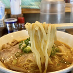 らーめん 達 - 麺は平打ち麺