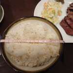 牛たん炭焼 利久  - 牛たん定食（３枚６切）1782円　大盛ご飯のお茶碗の直径15cm