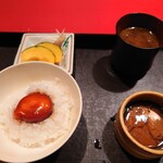 にくの匠 三芳 - ご飯とお漬物　お味噌と牛昆布巻き