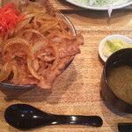 烏森絶メシ食堂 - 焼肉丼(ご飯大盛り) 1100円、ご飯の大盛りとお代わり、味噌汁のお代わりも無料になります