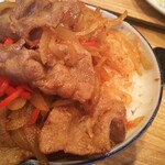 烏森絶メシ食堂 - 焼肉丼(ご飯大盛り) 1100円、肉を避けると直ぐ下にパンパンに詰まったご飯が現れました