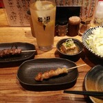 炭火焼とり えんや - 付き出し(鶏そぼろのあんかけ豆腐)、
サービスのキャベツ(酢がかかったさっぱり味)、
焼鳥[手前:とり皮　奥:ずりえんがわ黒胡椒焼]、
林檎チューハイ