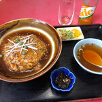 Shoueiken - 天津丼にはスープ、漬物、小鉢(昆布の佃煮)つき