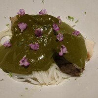 ラ カンロ - バジルソースみたいな肝ソース。穂紫蘇は見た目の美しさだけでなく、旨味の引き出し役。