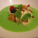 エクアトゥール - 紫ウニ、イクラ、キャビア、リコッタチーズ  グリンピースのスープを掛けて