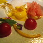 エクアトゥール - 桃のコンポート、ブランマンジェ、トロピカルフルーツの炭酸ムース