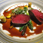 エクアトゥール - 二週間熟成させた北海道産の夏雌鹿のロティ、フランボワーズと黒胡椒のソース