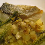 エクアトゥール - 日向灘のヒラスズキの鱗焼き、ツブ貝と白ウド、ジュンサイの軽いソース　海葡萄のアクセントで