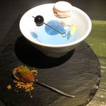 エクアトゥール - プティフール：チョコレートのガナッシュ、エピスのクランブルとグレープフルーツとローズマリーのコンフィ、ローズのマカロン、ブラックオリーブのコンフィ3