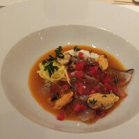 フランス料理 タンモア - 前菜：冷製ブイヤベース。個別に仕込んだと思われる鱸やムール貝に 冷たいスープドポワソンを注いで。具材達はどれも良い仕上がりだが、決め手はやはりスープ。とても美味しい。ルイユやチーズもちゃんとあります。