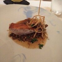 フランス料理 タンモア - 魚料理：金目鯛のポワレ。魚の質は平凡だが 焼き上がりは上々。王道の焦がしバターソースも金目鯛にはぴったり。ガルニが全て牛蒡で統一されてるのも面白い。