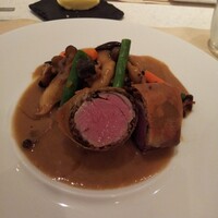 フランス料理 タンモア - 肉料理：仏産仔牛ヒレ肉ブリック包み揚げ&バラ肉のブランケット。ビフカツを彷彿させるヒレ肉も旨いが、煮込まれたバラ肉が個人的に超ストライク。キノコたっぷりのソースの味も決まってます。