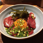 酒と肉料理 六ツ門日和 - 馬刺しのユッケ