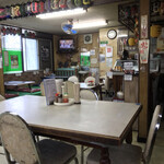 玉山食堂 - 昭和感満点の店内。