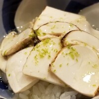 東茶屋 なかむら - ①松茸(石川県珠洲産)の飯蒸し、削り青柚子皮掛け
                    餅米をスライスした松茸と一緒に蒸し、出汁餡と絡めて頂きます
                    シャキシャキ食感と豊かな薫り、そして上品で穏やかな旨み