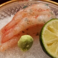 東茶屋 なかむら - ③甘海老(石川県金石産)
                    産卵期は春だが1年包卵、旬は秋～冬
                    全く生臭くなく舌の上で5秒ホールドして頂く
                    じわっと甘み&旨みが拡がり至福の時を味わう
                    北陸に行く必要の無いと感じるレベルだと思う