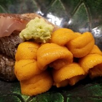 東茶屋 なかむら - ⑤蝦夷馬糞雲丹(北海道浜中産)
                    スッと溶け始め、濃厚な甘みとコクが拡がります。
                    普通、蝦夷馬糞雲丹には雑味があるのですが、これは北紫雲丹の様に澄んだ味わいで後味に少しだけ複雑さを覗かせます
                    