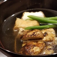 東茶屋 なかむら - ⑨松茸(石川県珠洲産)、揚げ豆腐、三度豆の利尻昆布&鰹節出汁のお椀
                      自家削り本枯節を通常の1,5倍入れており、香り高いです！
                      利尻昆布(奥井海生堂)の存在感はあと一歩。