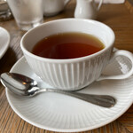 パティスリー・パリセヴェイユ - 紅茶のカップの口当たりが薄くて好きだ。
      アールグレイが好きで、他を頼めない。
      保守的な人間なのです。（一途とも言う）