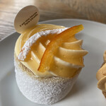 パティスリー・パリセヴェイユ - ロアジス。オレンジのケーキ。
      柔らかいケーキです。
      甘いけど爽やかなのです。
      いや、本当はもっと複雑に美味しいんだけど、表現できないわー、
      美味しいケーキはただ美味しいってこと。