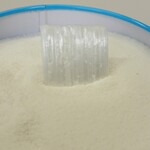 九重本舗　玉澤 - 霜ばしらは湿気、衝撃、熱に弱いので、防湿と破損対策で、らくがん粉が充填されています。このらくがん粉に方向違わず、詰め込まれ、ピンセット等で注意深く引き上げるとその名の通り、シルバーな輝きの顔を見る。