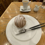 パティスリー・パリセヴェイユ - 全景。
      コーヒーをチョイス。
      どっしり苦みーで、モンブランと合いました。
      飲みやすい量。