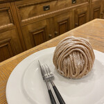 パティスリー・パリセヴェイユ - 丸いボールのようなモンブラン