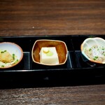 水炊き ふく将 - 小鉢の盛り合わせ：鶏皮ポン酢・胡麻豆腐・牛のしぐれ煮