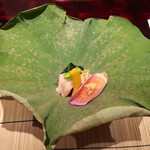 金澤 平山 - 毛蟹(輪島)、土佐酢のジュレを京都の蓮の葉のお椀に載せて