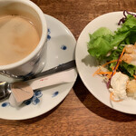 Kamakura Pasuta - セットのコーヒーとサラダ