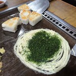 お好み焼き 福竹 - バター焼 はんぺん：②渦巻き状に鉄板に絞り出したマヨネーズに青のりをトッピング