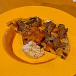 Spice&Dining KALA - ちと分かりずらいけど、真ん中の丸いのはマサラワダと言うらしいです(@_@)
      よく食べるワダとは豆が違うとのことでした
      香りを楽しみつつ、どの組み合わせで食べても美味しい(*^^*)