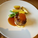 バーグ - ｓteak à cheval avec jaune d`oeuf