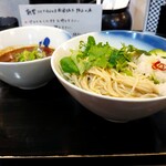 ロックンビリーS1 - つけ麺 アナグマと牛スジのスパイシー煮込み