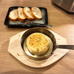 めし処 ニュートリノス - 丸ごとカマンベールチーズのオーブン焼き