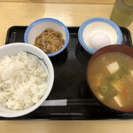 松屋 - 選べる小鉢のたまかけご飯290円に豚汁100円を変更して390円。小鉢は牛小鉢。