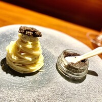 TACUBO - 細めのパスタ麺に白烏賊と目葱を合わせる。ゴマ油に漬けられたラトビア産のキャビア（30g）は、柔らかな塩加減で優しいプチプチ感がパスタに絡む。