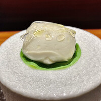 TACUBO - 木更津クルックフィールズ産の水牛モッツアレラチーズを広島鍛冶屋農園の蓮葉にのせて、オリーブオイルとトマトの果汁を使ったジュレのシートを一口で頂きます。