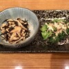 Izakaya Marunohito - 「お通し」ひじきとホウレン草のお浸し。