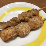 新時代 - 「鶏もも串」と「鶏砂肝串」各1本150円也。