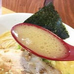 Menya Tatsu - スープは豚骨のコクと旨味が出ている美味しいスープ。香りもイイ♪