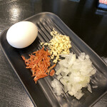 Tsukemen Doden - ゆで卵、玉ねぎ、