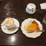 カフェ GOTO - カフェ・カプチーノ 610円、洋梨のフラン 490円（いずれも税込）